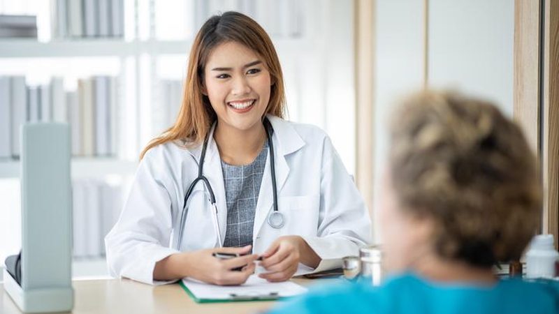在选择健康证检查医院时，可以从以下几个方面进行判断：